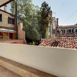 Traditional With Terrace Appartement